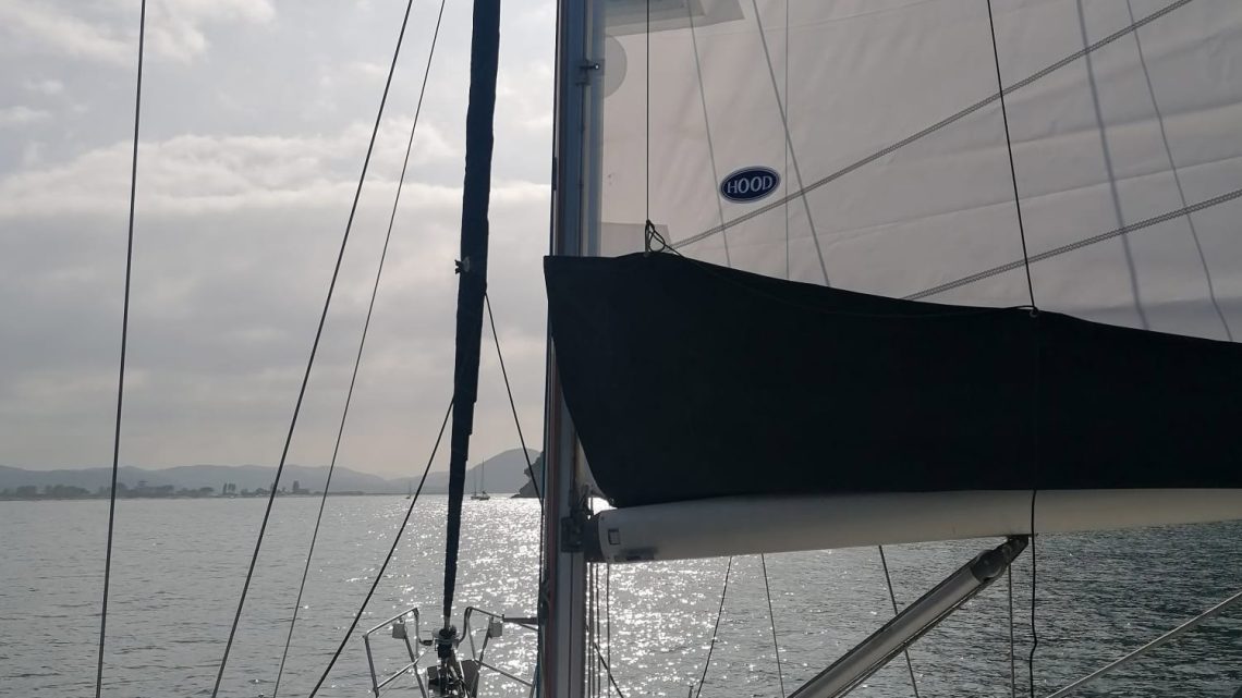 Vela Mayor con Sables Forzados para Oceanis 423: Rendimiento y Durabilidad con Velas Hood