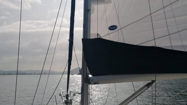 Vela Mayor con Sables Forzados para Oceanis 423: Rendimiento y Durabilidad con Velas Hood