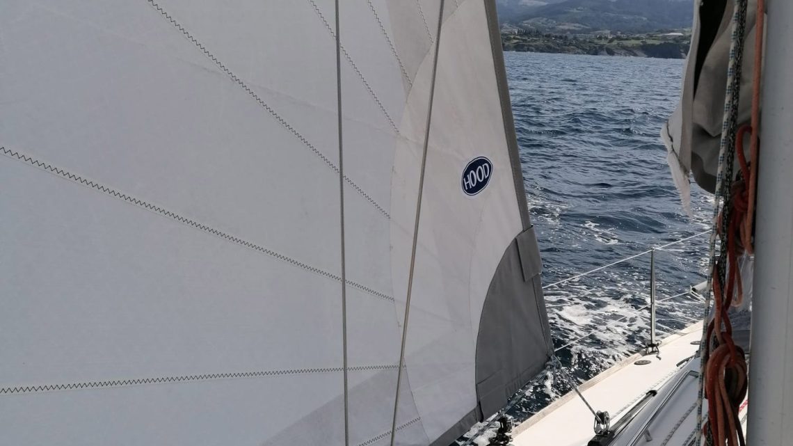 Genova Enrollable para First 31.7: Potencia tu Crucero-Regata con Corte Triradial y Palma 18 de Hood Velas