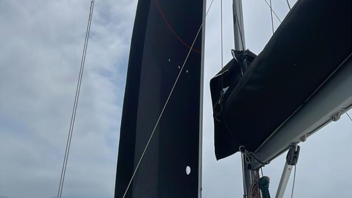Genova enrollable para velero Django fabricado en tejido XRP Challenge Sailcloth