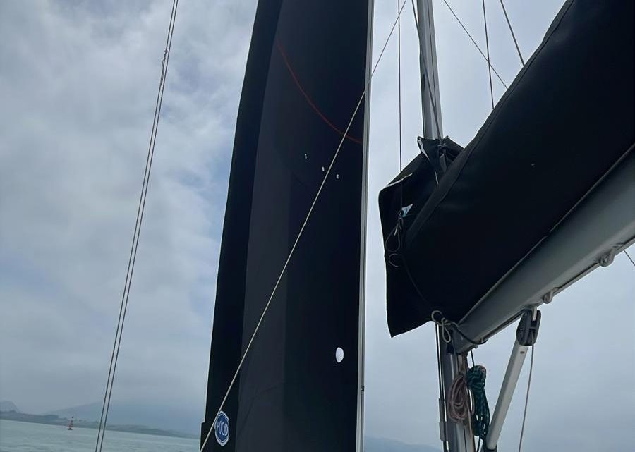 Genova enrollable para velero Django fabricado en tejido XRP Challenge Sailcloth